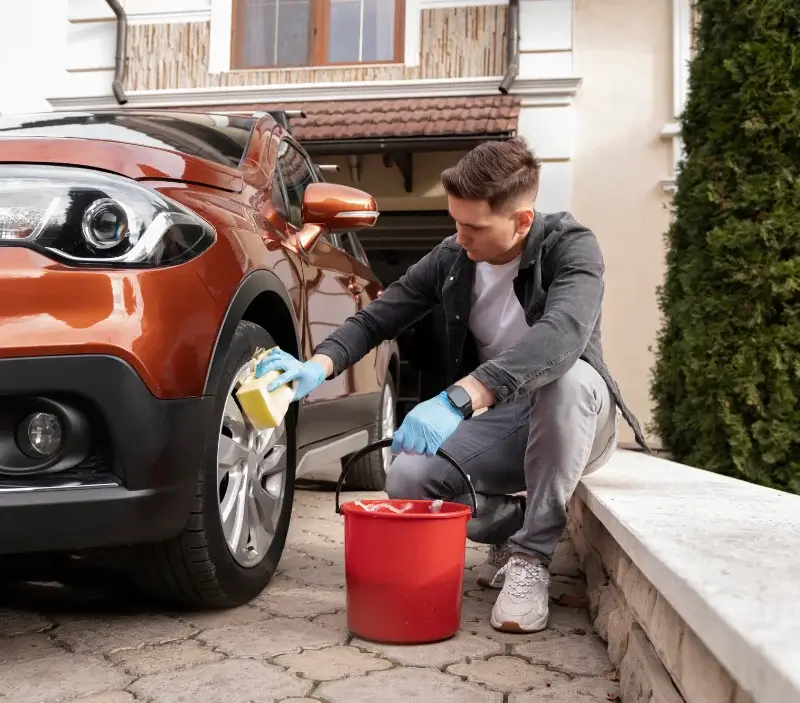 Lavage auto à domicile Caveirac : professionnel intervenant sur un véhicule